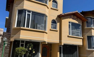 CASA EN VENTA SECTOR SANTA LUCÍA 4 DORMITORIOS