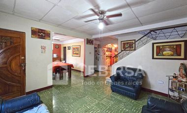 Venta de Casa de 6 Dormitorios, Uso Residencial y Comercial - Calle E. Connor, Cerca Av 25 Julio, Sur de Guayaquil