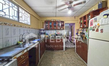 Venta de Casa de 6 Dormitorios, Uso Residencial y Comercial - Calle E. Connor, Cerca Av 25 Julio, Sur de Guayaquil