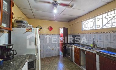 Venta de Casa de 6 Dormitorios, Uso Residencial y Comercial - Calle E. Connor, Cerca Av 25 Julio, Sur de Guayaquil