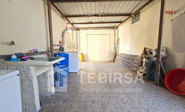 Venta de Casa de 6 Dormitorios, Uso Residencial y Comercial - Calle E. Connor, Cerca Av 25 Julio, Sur de Guayaquil