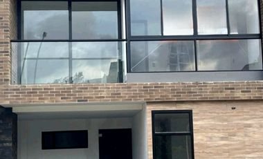 Venta de casa de 230 mt2, 3 niveles, 4 alcobas, sector exclusivo Barro Blanco, Rionegro, Antioquia