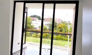 Venta de casa de 230 mt2, 3 niveles, 4 alcobas, sector exclusivo Barro Blanco, Rionegro, Antioquia