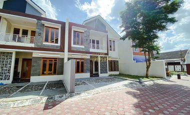 RUMAH 2 LANTAI, SIAP HUNI, DEKAT BANDARA ADISUCIPTO