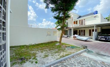 RUMAH 2 LANTAI, SIAP HUNI, DEKAT BANDARA ADISUCIPTO