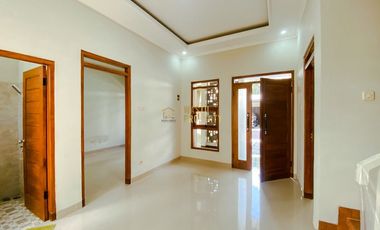 RUMAH 2 LANTAI, SIAP HUNI, DEKAT BANDARA ADISUCIPTO