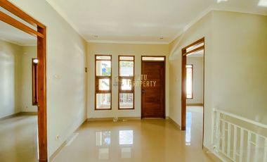 RUMAH 2 LANTAI, SIAP HUNI, DEKAT BANDARA ADISUCIPTO