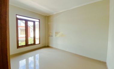 RUMAH 2 LANTAI, SIAP HUNI, DEKAT BANDARA ADISUCIPTO