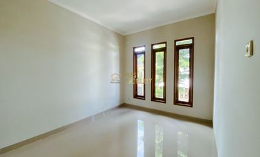 RUMAH 2 LANTAI, SIAP HUNI, DEKAT BANDARA ADISUCIPTO