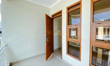 RUMAH 2 LANTAI, SIAP HUNI, DEKAT BANDARA ADISUCIPTO