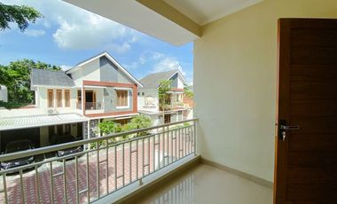 RUMAH 2 LANTAI, SIAP HUNI, DEKAT BANDARA ADISUCIPTO