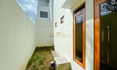 RUMAH 2 LANTAI, SIAP HUNI, DEKAT BANDARA ADISUCIPTO