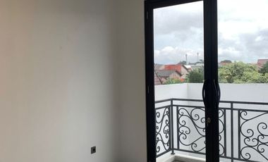 Rumah 3 Lantai Ciganjur Jaksel – Adem & Asri, Ada Kolam Renang, Harga Murah