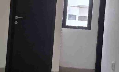 DIJUAL RUMAH SIAP HUNI TENGAH KOTA BERNUANSA MINIMALIS LOKASI DALAM PERUMAHAN GRAND CITY AMAN NYAMAN HARGA NEGO