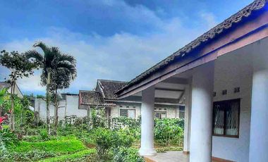 Dijual rumah villa klasik vintage vibes di pinggir jalan area kota Sukabumi
