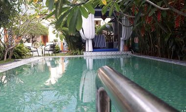 Dijual villa dengan 3 kolam renang tiap kolam renang ada gasebo dan taman, yg berlokasi di timur jalan parangtritis km 8 yogyakarta