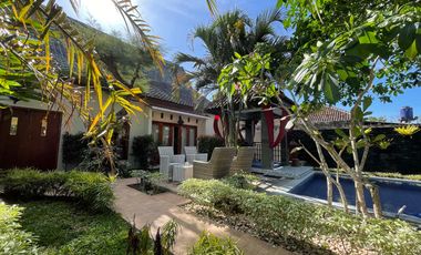 Dijual villa dengan 3 kolam renang tiap kolam renang ada gasebo dan taman, yg berlokasi di timur jalan parangtritis km 8 yogyakarta