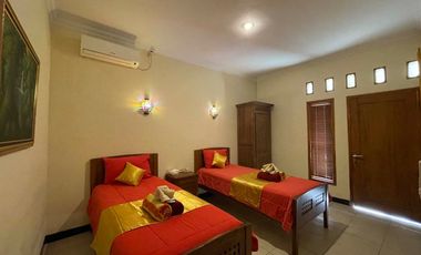 Dijual villa dengan 3 kolam renang tiap kolam renang ada gasebo dan taman, yg berlokasi di timur jalan parangtritis km 8 yogyakarta