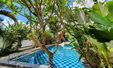 Dijual villa dengan 3 kolam renang tiap kolam renang ada gasebo dan taman, yg berlokasi di timur jalan parangtritis km 8 yogyakarta