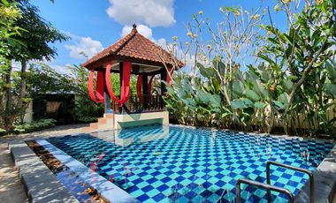 Dijual villa dengan 3 kolam renang tiap kolam renang ada gasebo dan taman, yg berlokasi di timur jalan parangtritis km 8 yogyakarta