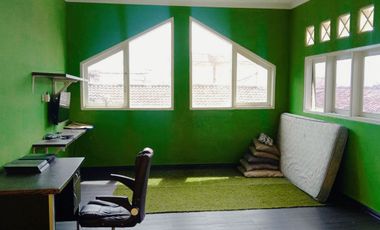 2-storey house in an alley in the center of Cianjur City, strategic access