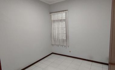 DISEWAKAN RUMAH FULL FURNISH DI KOMPLEK BATUNUNGGAL INDAH