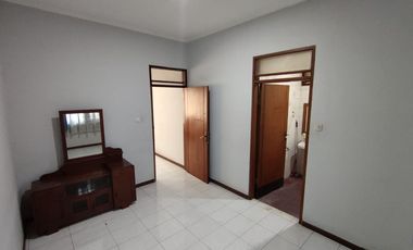 DISEWAKAN RUMAH FULL FURNISH DI KOMPLEK BATUNUNGGAL INDAH