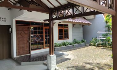 DISEWAKAN RUMAH FULL FURNISH DI KOMPLEK BATUNUNGGAL INDAH