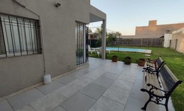 Venta casa con pileta. Tierra de Sueños 3. Roldán