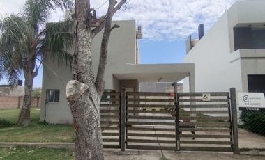 Venta casa con pileta. Tierra de Sueños 3. Roldán