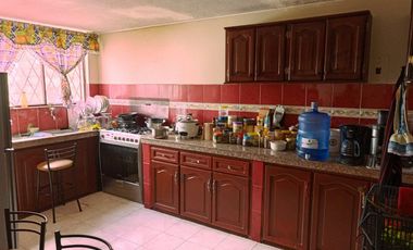 Casa de VENTA en el Barrio Primicias de Quito, 216M2 Sur de Quito, Ecuador.