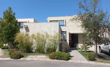 SE VENDE ACOGEDORA CASA MEDITERRÁNEA EN PIEDRA ROJA