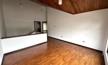 Casa de arriendo sector quito tenis con jardín y 280m2 totales