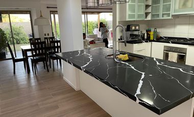 CASA EN CONDOMINIO 5 DORMITORIOS 4 BAÑOS QUINCHO VALLE LA DEHESA