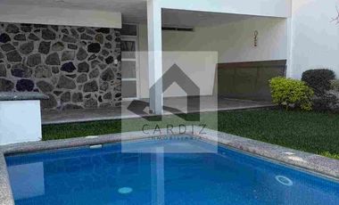 Casa sola con alberca dentro de privada