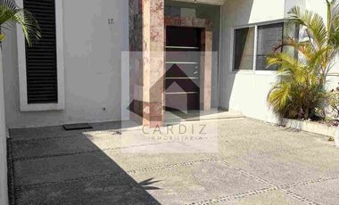 Casa sola con alberca dentro de privada