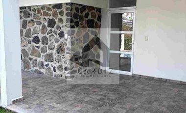 Casa sola con alberca dentro de privada