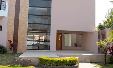 Casa con amplio jardín en Villas de Irapuato