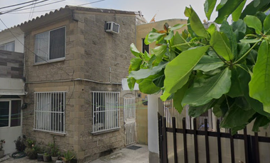 Casa En Remate Bancario- Vista Bella, Tampico, Tamaulipas.