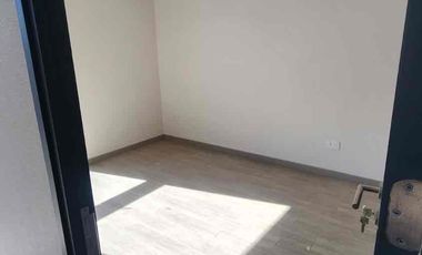 se arrienda DEPARTAMENTO NUEVO al frente del Parque Los Reyes