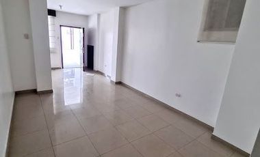 Departamento en Alquiler Los Ceibos, 2 Hab, 3 Bañ, Planta Baja, Parqueo, Patio.