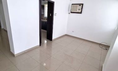 Departamento en Alquiler Los Ceibos, 2 Hab, 3 Bañ, Planta Baja, Parqueo, Patio.