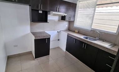 Departamento en Alquiler Los Ceibos, 2 Hab, 3 Bañ, Planta Baja, Parqueo, Patio.