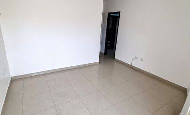 Departamento en Alquiler Los Ceibos, 2 Hab, 3 Bañ, Planta Baja, Parqueo, Patio.