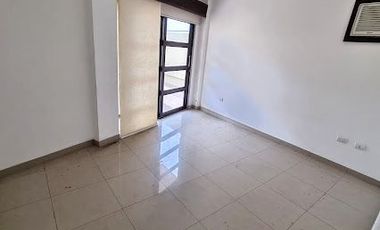 Departamento en Alquiler Los Ceibos, 2 Hab, 3 Bañ, Planta Baja, Parqueo, Patio.