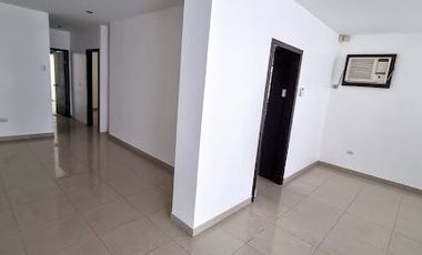 Departamento en Alquiler Los Ceibos, 2 Hab, 3 Bañ, Planta Baja, Parqueo, Patio.