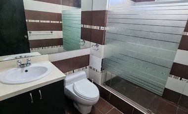 Departamento en Alquiler Los Ceibos, 2 Hab, 3 Bañ, Planta Baja, Parqueo, Patio.