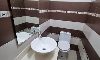 Departamento en Alquiler Los Ceibos, 2 Hab, 3 Bañ, Planta Baja, Parqueo, Patio.