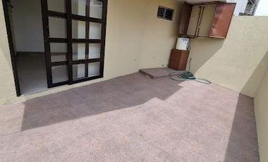 Departamento en Alquiler Los Ceibos, 2 Hab, 3 Bañ, Planta Baja, Parqueo, Patio.