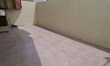 Departamento en Alquiler Los Ceibos, 2 Hab, 3 Bañ, Planta Baja, Parqueo, Patio.